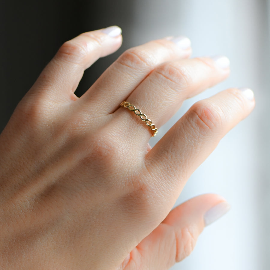 hand modeling a minimalist, braided gold eternity ring 