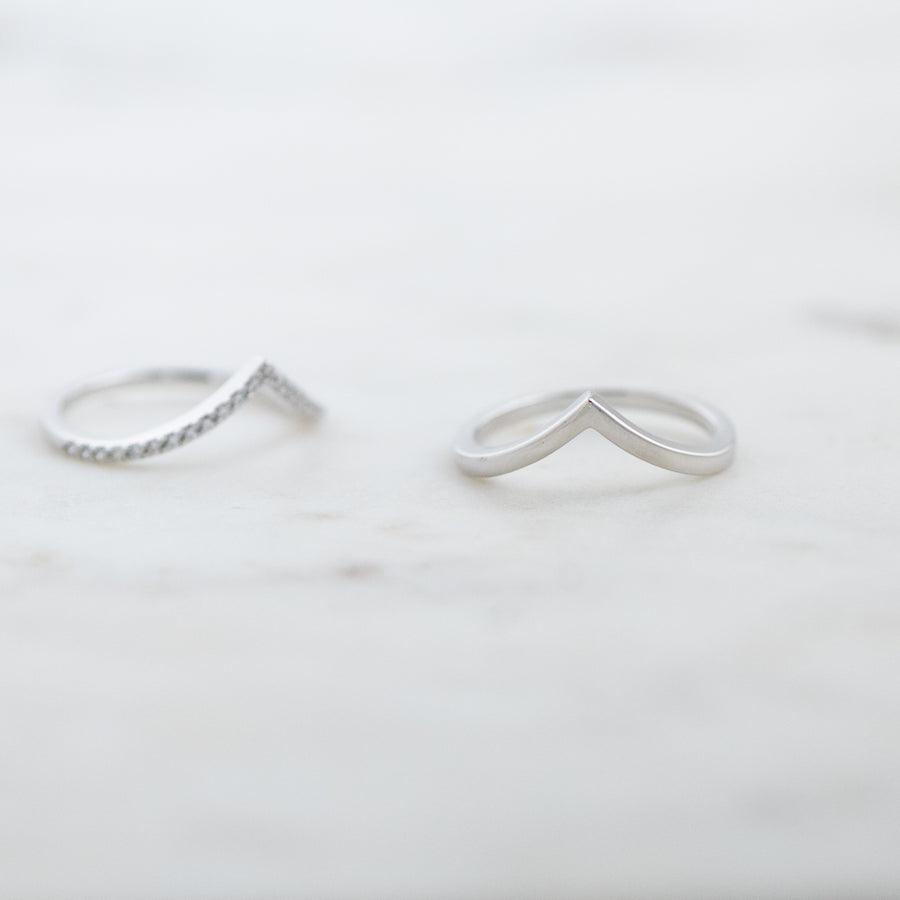 silver v shaped ring set